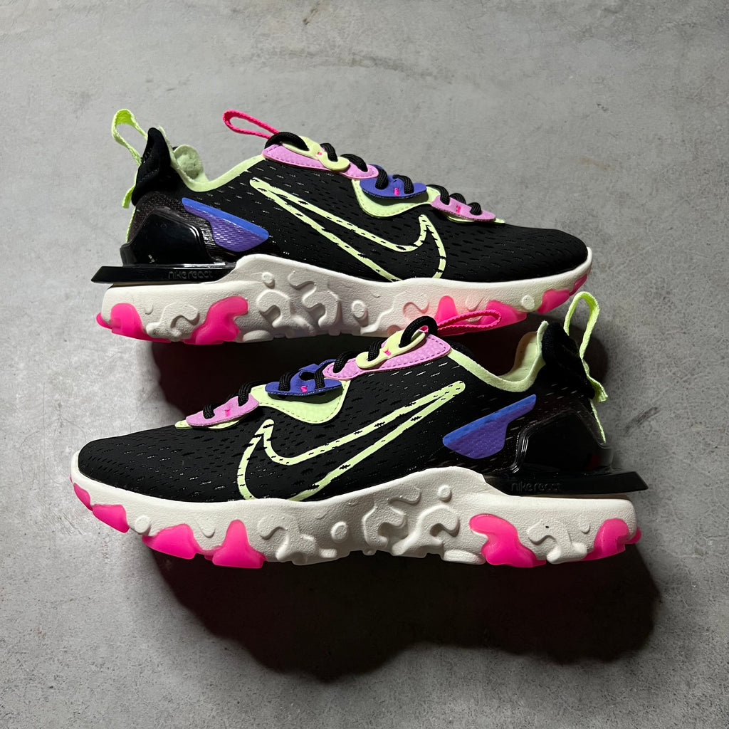 Black nike trainers on sale with pink tick